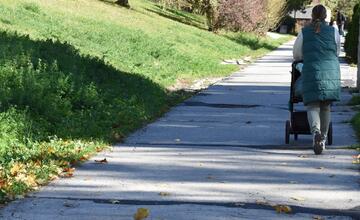 FOTO: Na najväčšom trenčianskom sídlisku obnovujú povrchy vytipovaných chodníkov