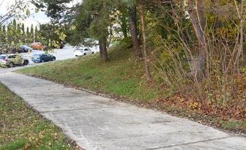 FOTO: Na najväčšom trenčianskom sídlisku obnovujú povrchy vytipovaných chodníkov