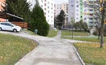 FOTO: Na najväčšom trenčianskom sídlisku obnovujú povrchy vytipovaných chodníkov