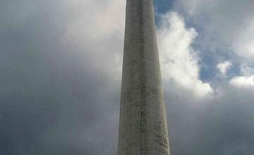 FOTO: Dramatická záchrana. Demolácia komína v Handlovej sa skončila takmer katastrofou