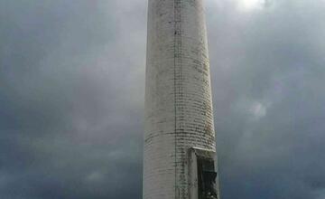 FOTO: Dramatická záchrana. Demolácia komína v Handlovej sa skončila takmer katastrofou