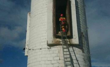 FOTO: Dramatická záchrana. Demolácia komína v Handlovej sa skončila takmer katastrofou