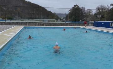 FOTO: Trúfli by ste si? Pre týchto ľudí má voda v letnom bazéne konečne tú správnu teplotu