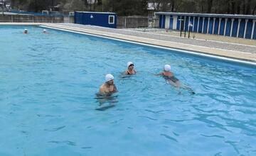 FOTO: Trúfli by ste si? Pre týchto ľudí má voda v letnom bazéne konečne tú správnu teplotu