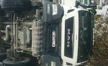 FOTO: Po desivej nehode ratovali hasiči vodiča nákladiaku zakliesneného v kabíne