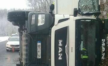 FOTO: Po desivej nehode ratovali hasiči vodiča nákladiaku zakliesneného v kabíne