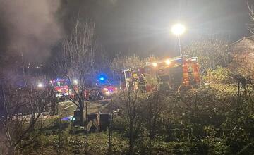 FOTO: V meste na Považí horelo. Hasiči uprostred noci bojovali s plameňmi