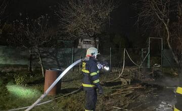 FOTO: V meste na Považí horelo. Hasiči uprostred noci bojovali s plameňmi