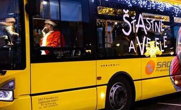 FOTO: Vianočný autobus aký nikde inde neuvidíte. Za jeho volantom sedí Mikuláš a tá výzdoba