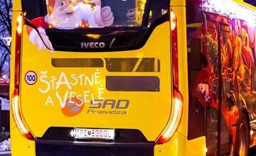 FOTO: Vianočný autobus aký nikde inde neuvidíte. Za jeho volantom sedí Mikuláš a tá výzdoba
