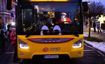 FOTO: Vianočný autobus aký nikde inde neuvidíte. Za jeho volantom sedí Mikuláš a tá výzdoba