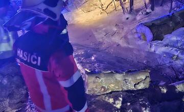 FOTO: Spadnutý strom uväznil niekoľko ľudí na ceste z Veľkej Javoriny. Vyslobodiť ich museli hasiči