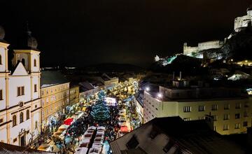 FOTO: Odštartoval trenčiansky festival Čaro Vianoc pod hradom