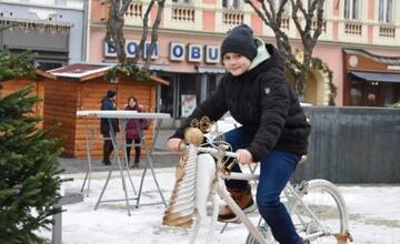 FOTO: Anjelsky bicykel zdobí Vianočné trhy v Trenčíne