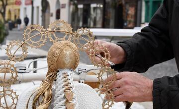 FOTO: Anjelsky bicykel zdobí Vianočné trhy v Trenčíne