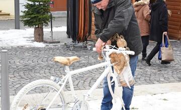 FOTO: Anjelsky bicykel zdobí Vianočné trhy v Trenčíne