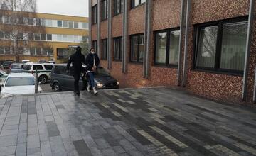 FOTO: Veľká razia na Považí. V rukách policajtov skončilo 13 ľudí, medzi nimi aj známy mafián z 90. rokov