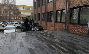 FOTO: Veľká razia na Považí. V rukách policajtov skončilo 13 ľudí, medzi nimi aj známy mafián z 90. rokov