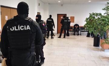 FOTO: Veľká razia na Považí. V rukách policajtov skončilo 13 ľudí, medzi nimi aj známy mafián z 90. rokov