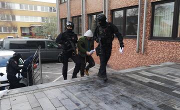 FOTO: Veľká razia na Považí. V rukách policajtov skončilo 13 ľudí, medzi nimi aj známy mafián z 90. rokov