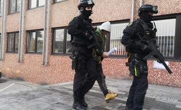 FOTO: Veľká razia na Považí. V rukách policajtov skončilo 13 ľudí, medzi nimi aj známy mafián z 90. rokov