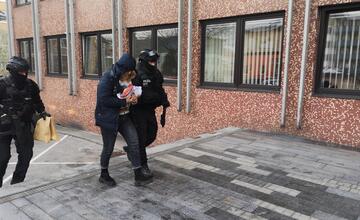 FOTO: Veľká razia na Považí. V rukách policajtov skončilo 13 ľudí, medzi nimi aj známy mafián z 90. rokov