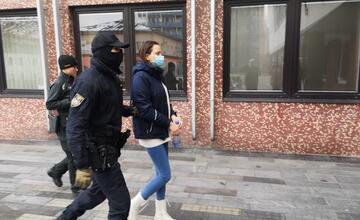 FOTO: Veľká razia na Považí. V rukách policajtov skončilo 13 ľudí, medzi nimi aj známy mafián z 90. rokov