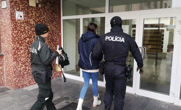 FOTO: Veľká razia na Považí. V rukách policajtov skončilo 13 ľudí, medzi nimi aj známy mafián z 90. rokov