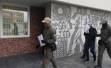 FOTO: Veľká razia na Považí. V rukách policajtov skončilo 13 ľudí, medzi nimi aj známy mafián z 90. rokov