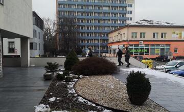 FOTO: Veľká razia na Považí. V rukách policajtov skončilo 13 ľudí, medzi nimi aj známy mafián z 90. rokov