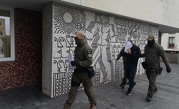 FOTO: Veľká razia na Považí. V rukách policajtov skončilo 13 ľudí, medzi nimi aj známy mafián z 90. rokov