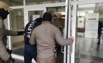 FOTO: Veľká razia na Považí. V rukách policajtov skončilo 13 ľudí, medzi nimi aj známy mafián z 90. rokov