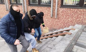 FOTO: Veľká razia na Považí. V rukách policajtov skončilo 13 ľudí, medzi nimi aj známy mafián z 90. rokov