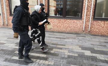 FOTO: Veľká razia na Považí. V rukách policajtov skončilo 13 ľudí, medzi nimi aj známy mafián z 90. rokov