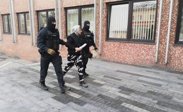 FOTO: Veľká razia na Považí. V rukách policajtov skončilo 13 ľudí, medzi nimi aj známy mafián z 90. rokov