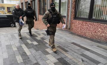 FOTO: Veľká razia na Považí. V rukách policajtov skončilo 13 ľudí, medzi nimi aj známy mafián z 90. rokov