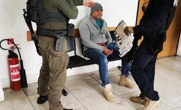 FOTO: Veľká razia na Považí. V rukách policajtov skončilo 13 ľudí, medzi nimi aj známy mafián z 90. rokov