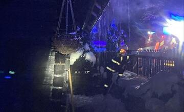 FOTO: Drevenicu v Hornej Marikovej zachvátili plamene. Hasiči ju zachránili v poslednej chvíli