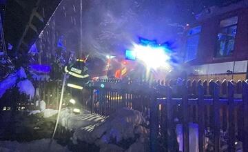 FOTO: Drevenicu v Hornej Marikovej zachvátili plamene. Hasiči ju zachránili v poslednej chvíli