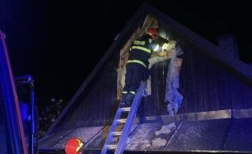 FOTO: Drevenicu v Hornej Marikovej zachvátili plamene. Hasiči ju zachránili v poslednej chvíli