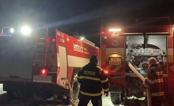 FOTO: Drevenicu v Hornej Marikovej zachvátili plamene. Hasiči ju zachránili v poslednej chvíli