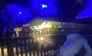 FOTO: Drevenicu v Hornej Marikovej zachvátili plamene. Hasiči ju zachránili v poslednej chvíli