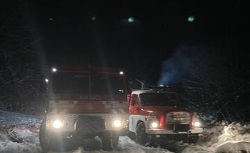 FOTO: Drevenicu v Hornej Marikovej zachvátili plamene. Hasiči ju zachránili v poslednej chvíli