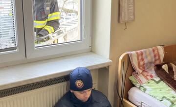 FOTO: Hasiči vyrazili na cvičenie. Najskôr sa ale museli popasovať so zle zaparkovaným autom