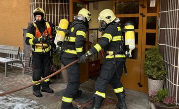 FOTO: Hasiči vyrazili na cvičenie. Najskôr sa ale museli popasovať so zle zaparkovaným autom