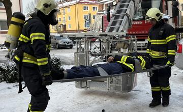 FOTO: Hasiči vyrazili na cvičenie. Najskôr sa ale museli popasovať so zle zaparkovaným autom