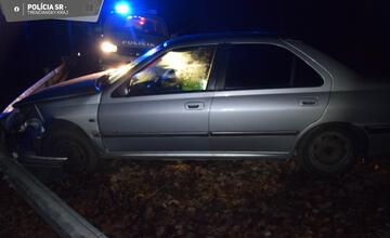 FOTO: Muž pri Prievidzi narazil do zvodidiel a z miesta nehody odišiel