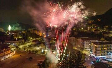 FOTO: Dychberúce zábery silvestrovských osláv. Takto vítali Nový rok v kúpeľnom meste na Považí