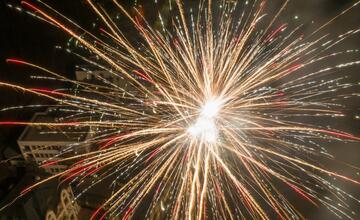 FOTO: Dychberúce zábery silvestrovských osláv. Takto vítali Nový rok v kúpeľnom meste na Považí