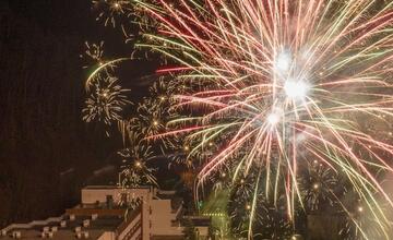 FOTO: Dychberúce zábery silvestrovských osláv. Takto vítali Nový rok v kúpeľnom meste na Považí
